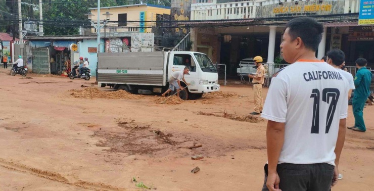 Bùn cát tràn xuống khu vực đường Nguyễn Đình Chiểu, phường Hàm Tiến.