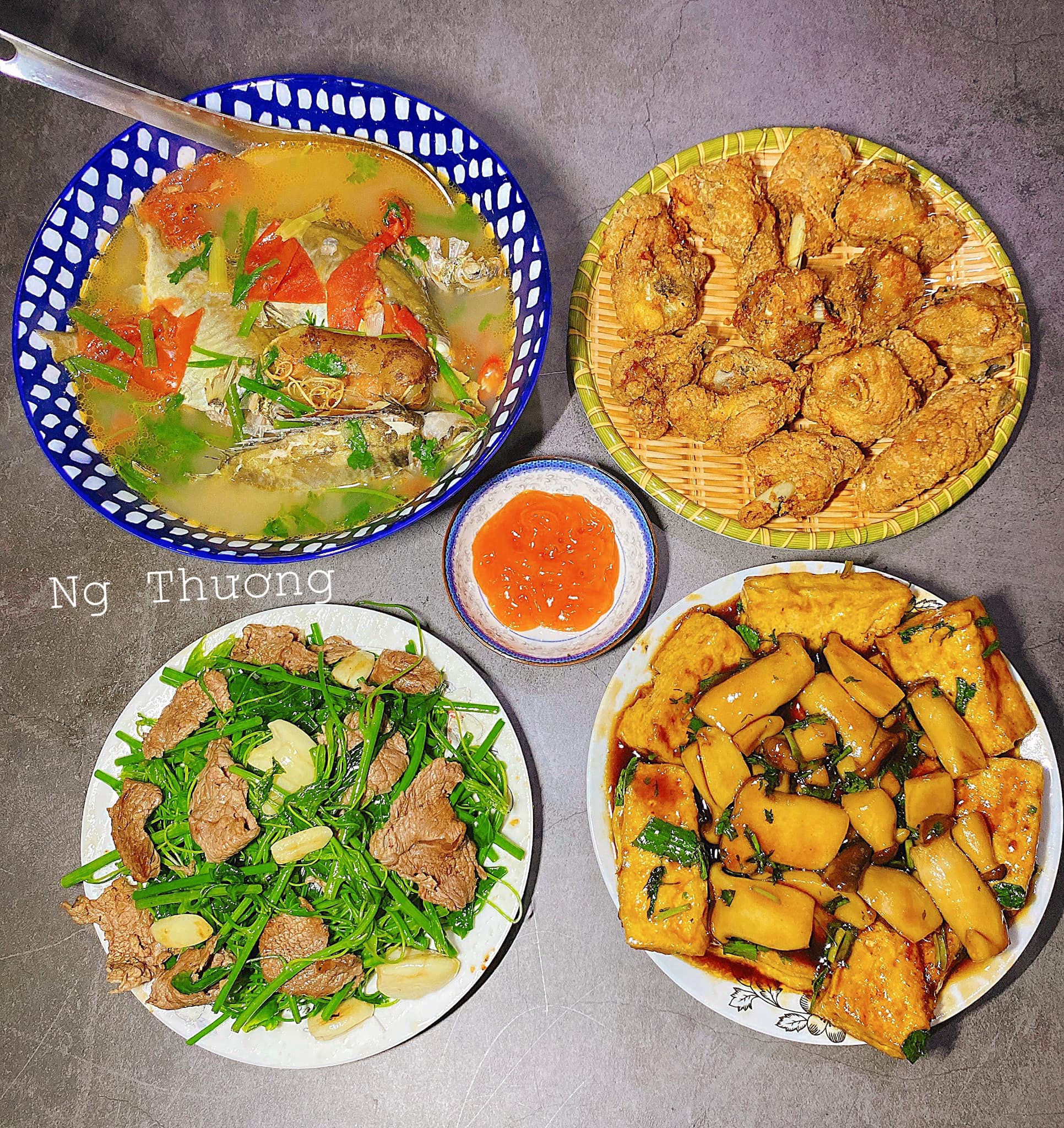 Canh cá dìa + Gà chiên + Rau bò khai xào thịt bò + Đậu phụ, nấm đùi gà sốt nước tương