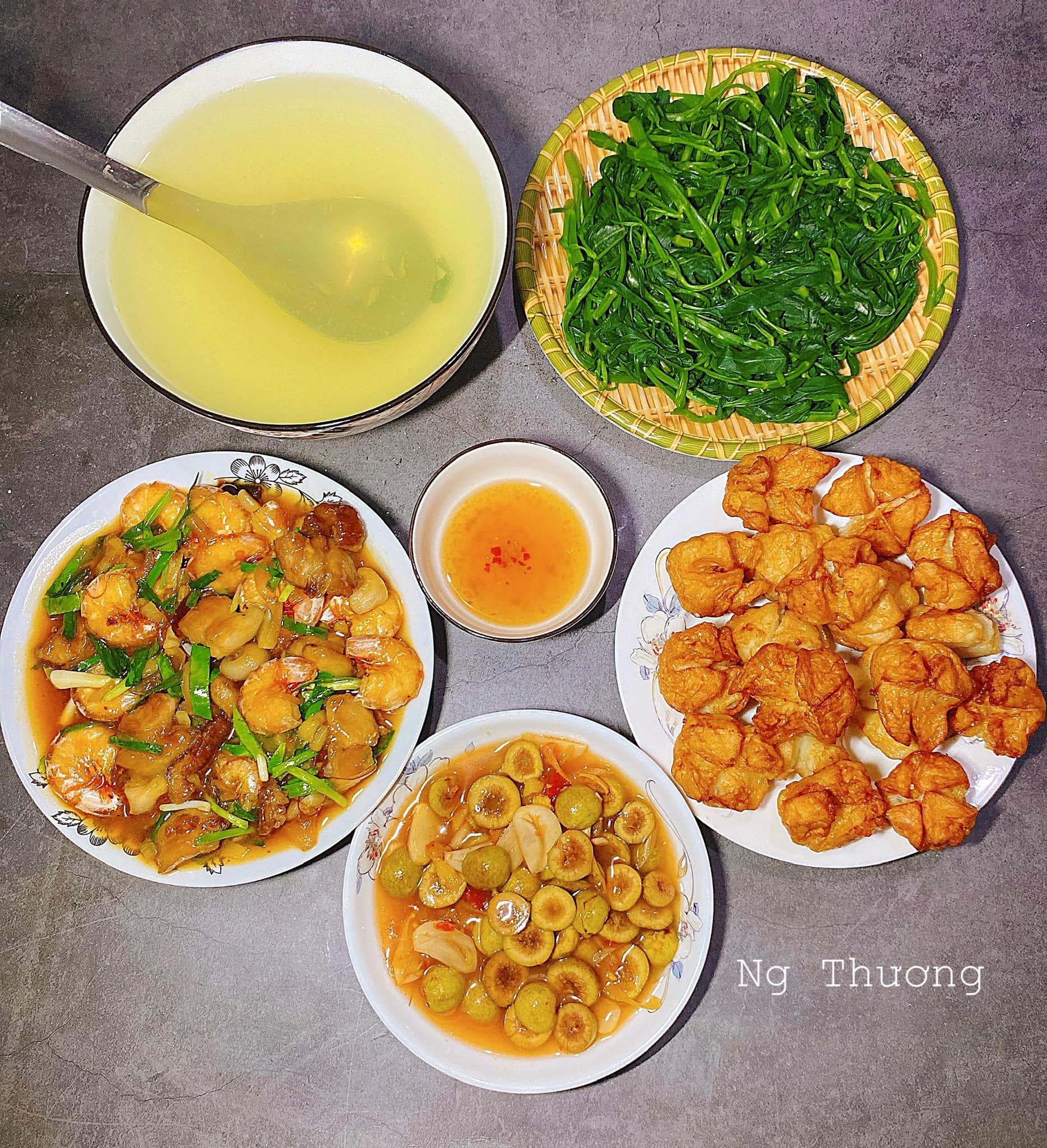 Rau muống luộc + Tôm rim thịt + Sung muối + Chả mực viên chiên