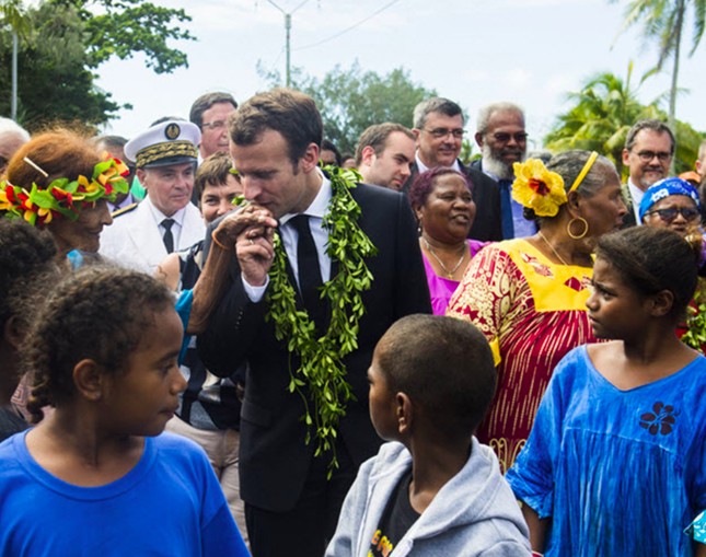 Ông Macron thăm Nouméa năm 2018. (Ảnh: Crickey)