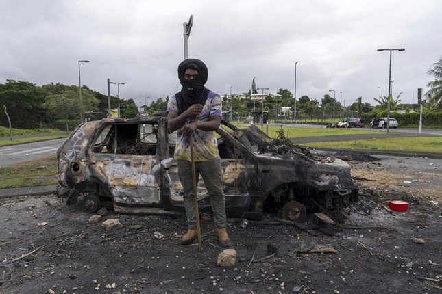 Nhiều phương tiện bị thiêu rụi trong đợt bạo loạn ở New Caledonia. (Ảnh: Reuters)