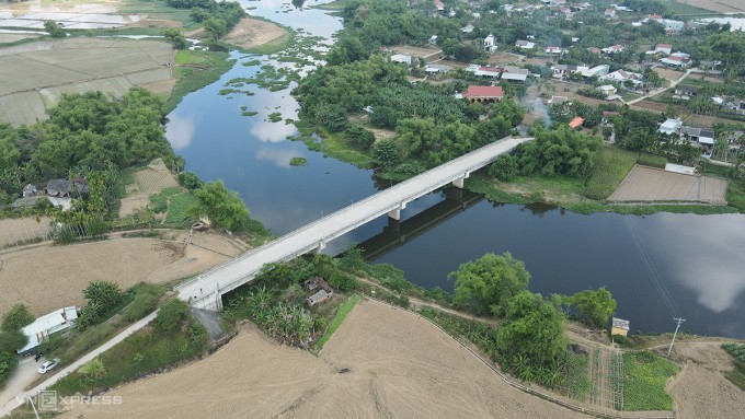 Gần 4 năm qua cầu Trà Đình xây xong nhưng không có đường dẫn, để qua cầu chính quyền làm đường bêtông tạm rộng hơn 1 m dẫn lên cầu cao 6 m. Ảnh: Đắc Thành