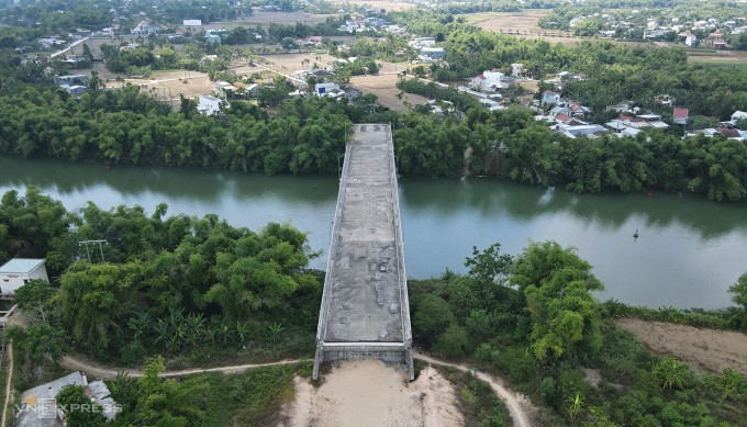 Cầu bắc qua sông Vĩnh Điện, nối phường Điện An với Điện Minh, thị xã Điện Bàn làm xong hơn 3 năm nhưng không có đường dẫn. Ảnh: Đắc Thành