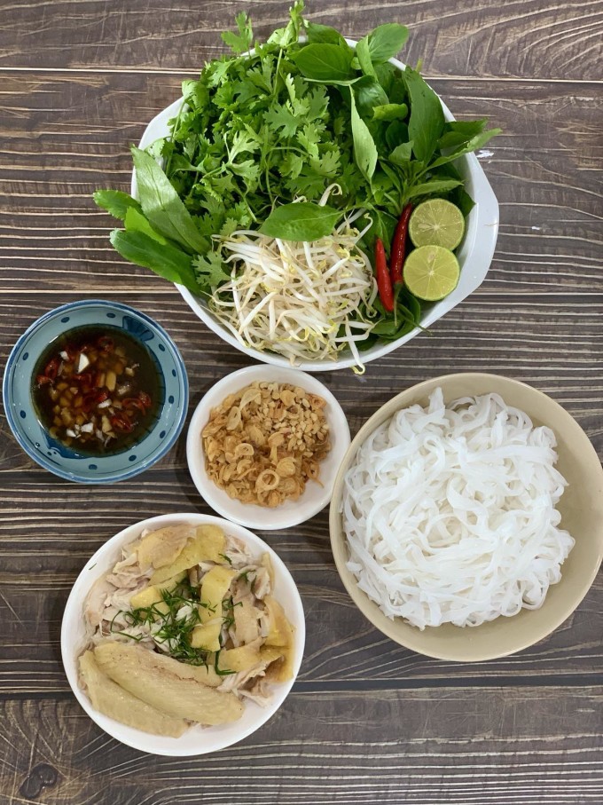 Nguyên liệu cho món phở gà trộn.