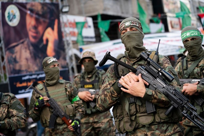Các tay súng Hamas tấn công lính Israel tại phía bắc Gaza bằng những nhóm nhỏ, cơ động để dễ rút chạy. Ảnh: WSJ.