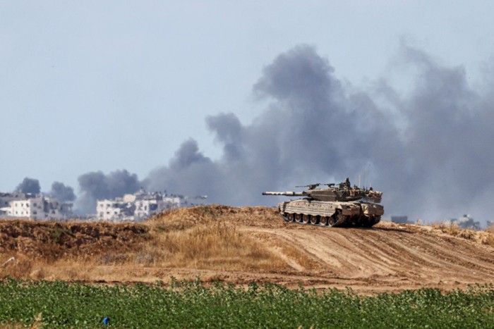 Xe tăng Israel chực chờ tấn công vào Rafah, thành phố biên giới có hơn 1 triệu người Palestine lánh nạn. Ảnh: Getty Images.