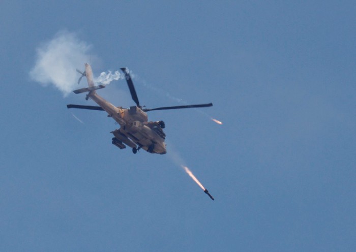 Trực thăng chiến đấu Israel bắn tên lửa vào những vị trí nghi là nơi trú ẩn của Hamas. Ảnh: Reuters.