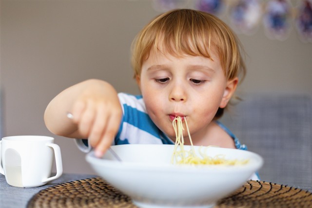 Cha mẹ dù bận rộn đến mấy cũng nên coi trọng chất lượng bữa ăn sáng cho con mình. Ảnh minh họa