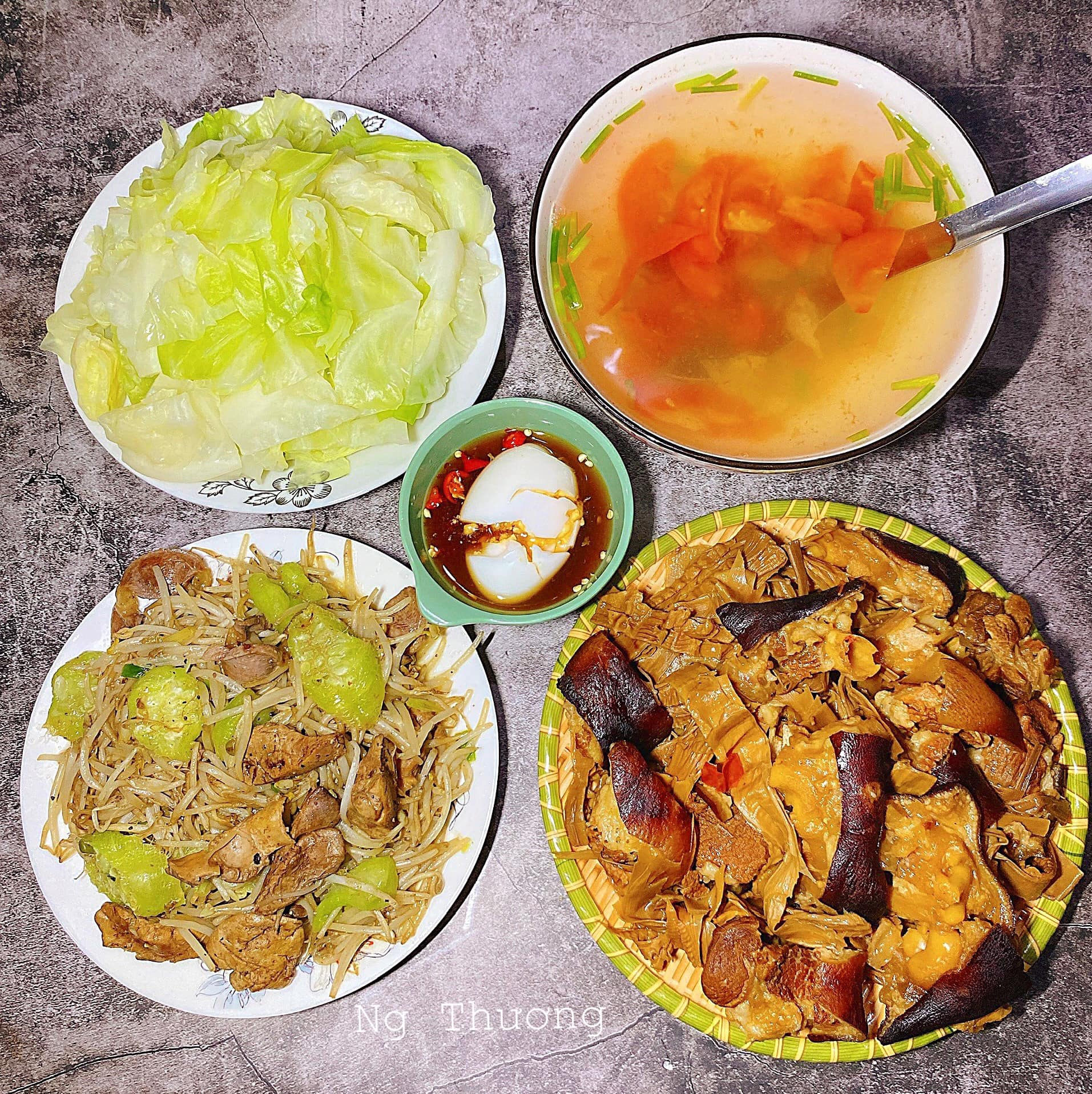 Bắp cải luộc + Canh cà chua + Mướp, giá xào lòng mề + Chân giò kho măng