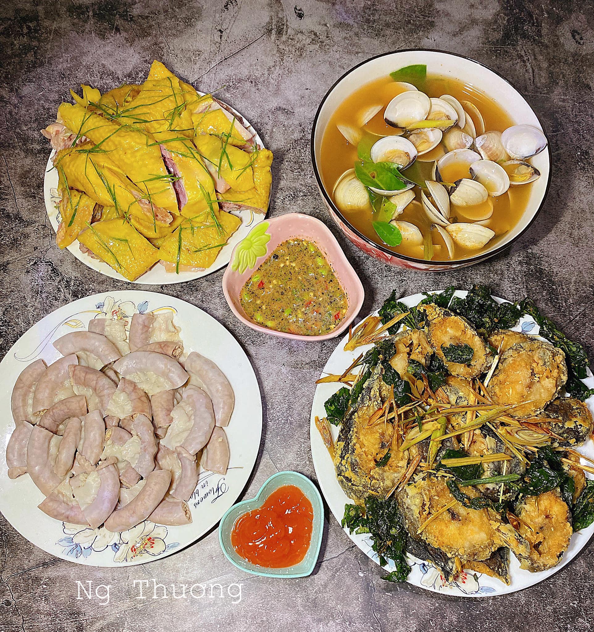 Gà ủ muối + Canh nghêu hấp + Phèo luộc + Cá chình chiên giòn