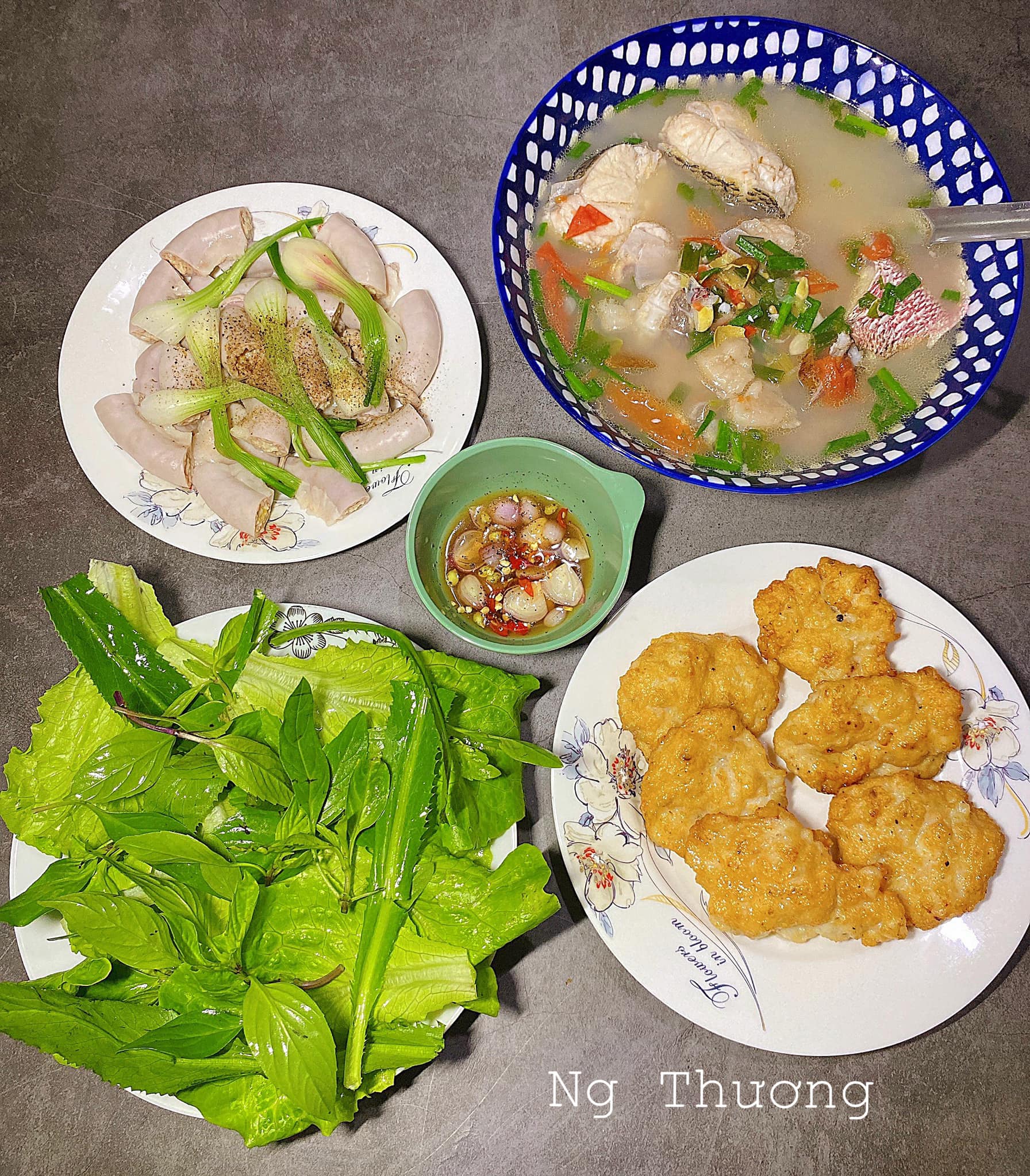 Phèo luộc + Canh lá thác + Rau sống + Chả mực rán