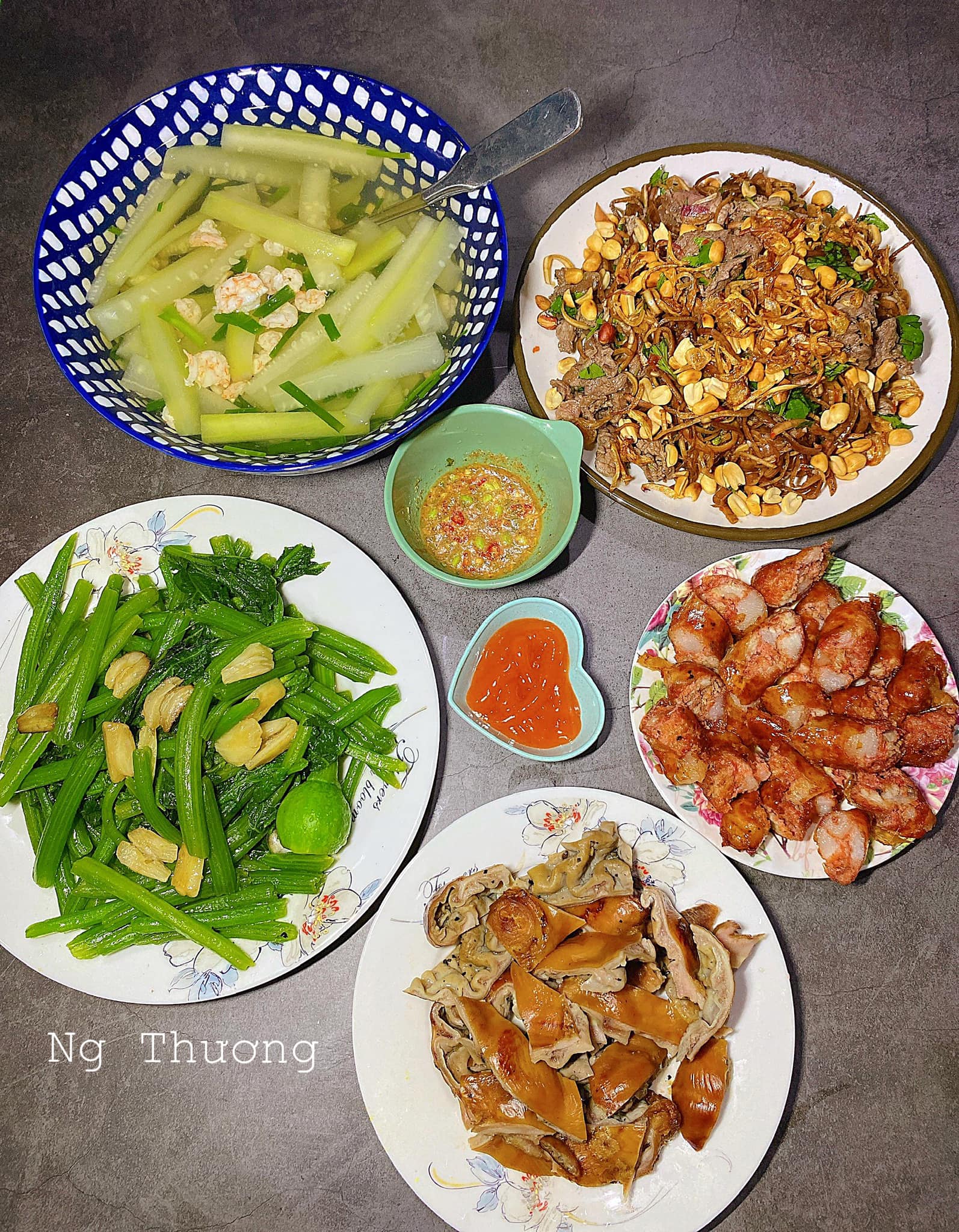 Canh bầu nấu tôm + Nộm bò hoa chuối + Ngọn bí xào tỏi + Dạ dày nướng tiêu + Lạp xưởng