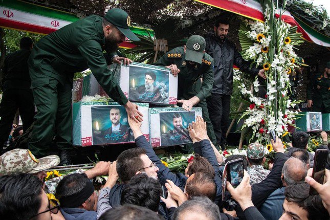 Lễ rước linh cữu cố Tổng thống Iran Ebrahim Raisi và các quan chức thiệt mạng trong vụ tai nạn trực thăng hôm 19/5.