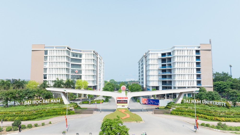 Trường Đại học Đại Nam trao học bổng cho tân sinh viên là người thân của cán bộ ngành y tế, giáo dục trên cả nước - 1