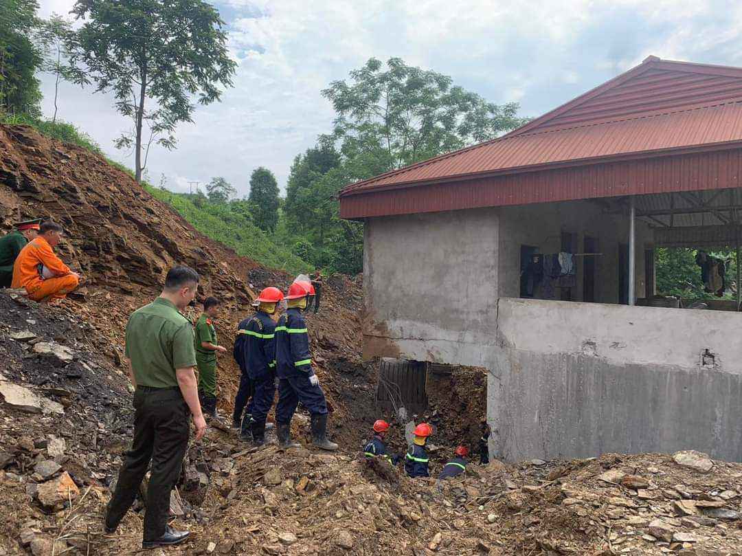 Ngôi nhà xảy ra sạt lở.