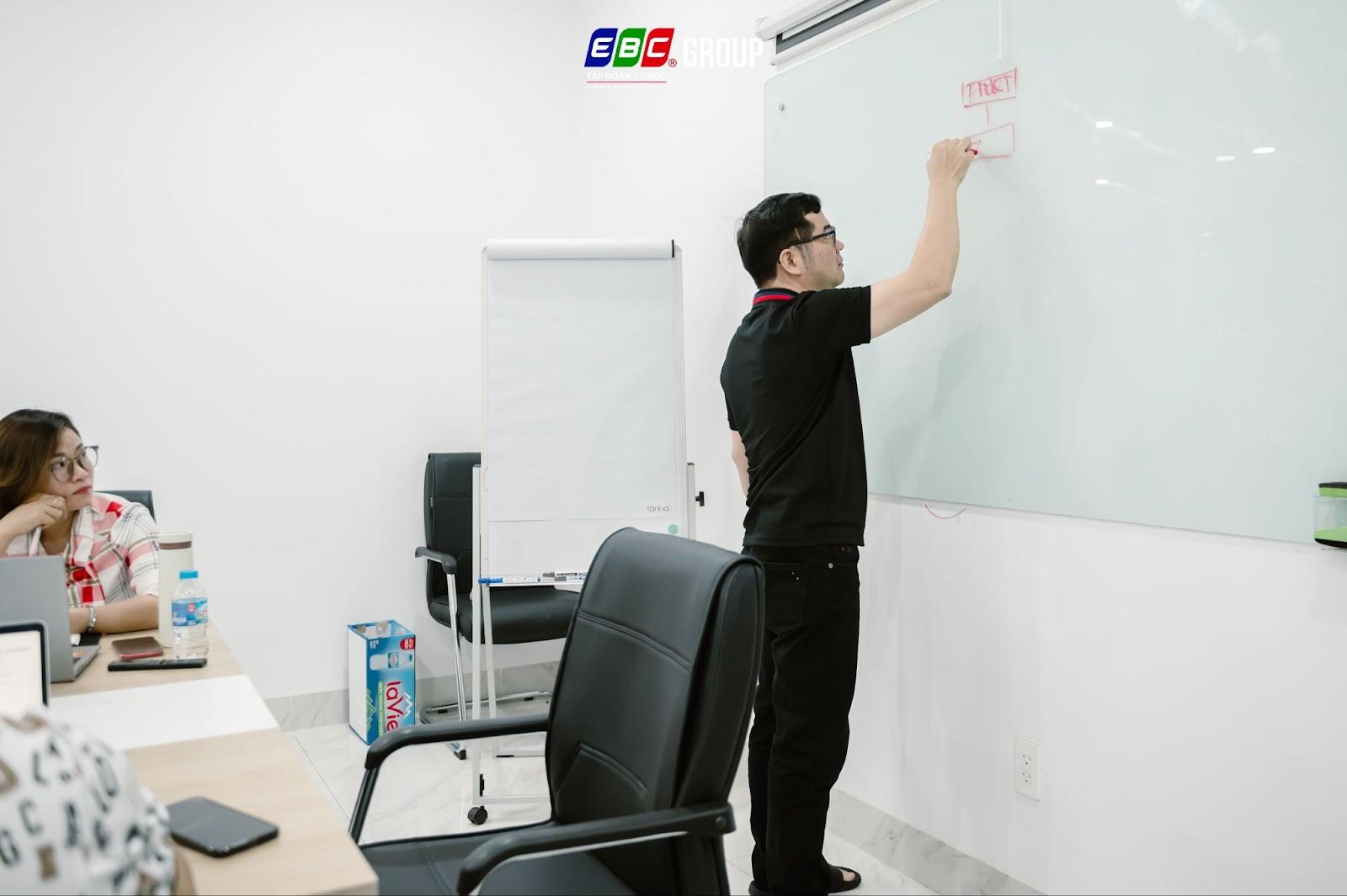 Chủ tịch Đinh Văn Liên thảo luận về tầm nhìn chiến lược cùng EBC Vision - 1