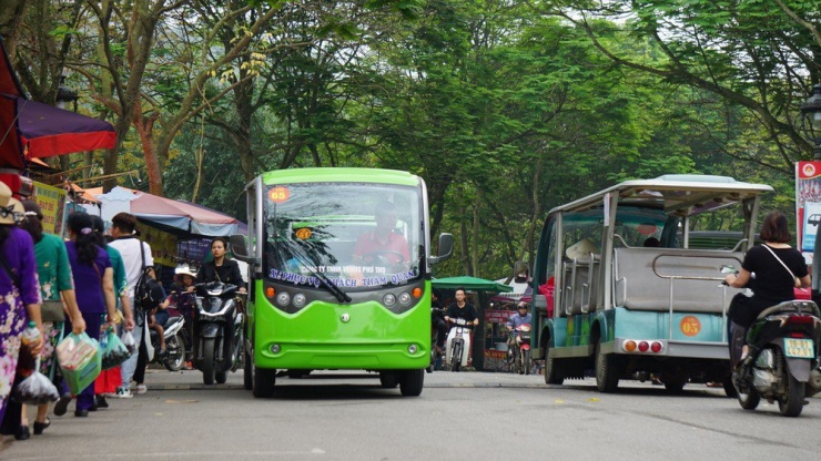 Dịch vụ xe điện do Công ty TNHH Venus Phú Thọ cung cấp tại Đền Hùng những ngày Giỗ Tổ vừa qua. Ảnh Xuân Nguyễn