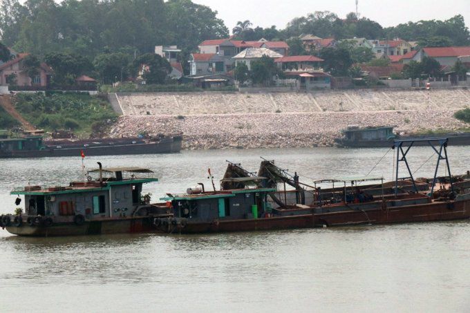 Tàu hút cát của Công ty TNHH Tiến Nga, đơn vị được cấp phép khai thác cát ở đối diện khu vực đang có sạt trượt đê kè và lún nứt nhà dân. Ảnh: Võ Hải