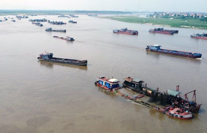 Tàu khai thác và chở cát đi lại tất nập khu vực ngã ba sông Đà, sông Hồng ngày 21/5. Ảnh: Hoàng Phong