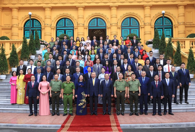 Chủ tịch nước Tô Lâm chụp ảnh cùng lãnh đạo, cán bộ Văn phòng Chủ tịch nước và Bộ Công an. Ảnh: Cand.vn