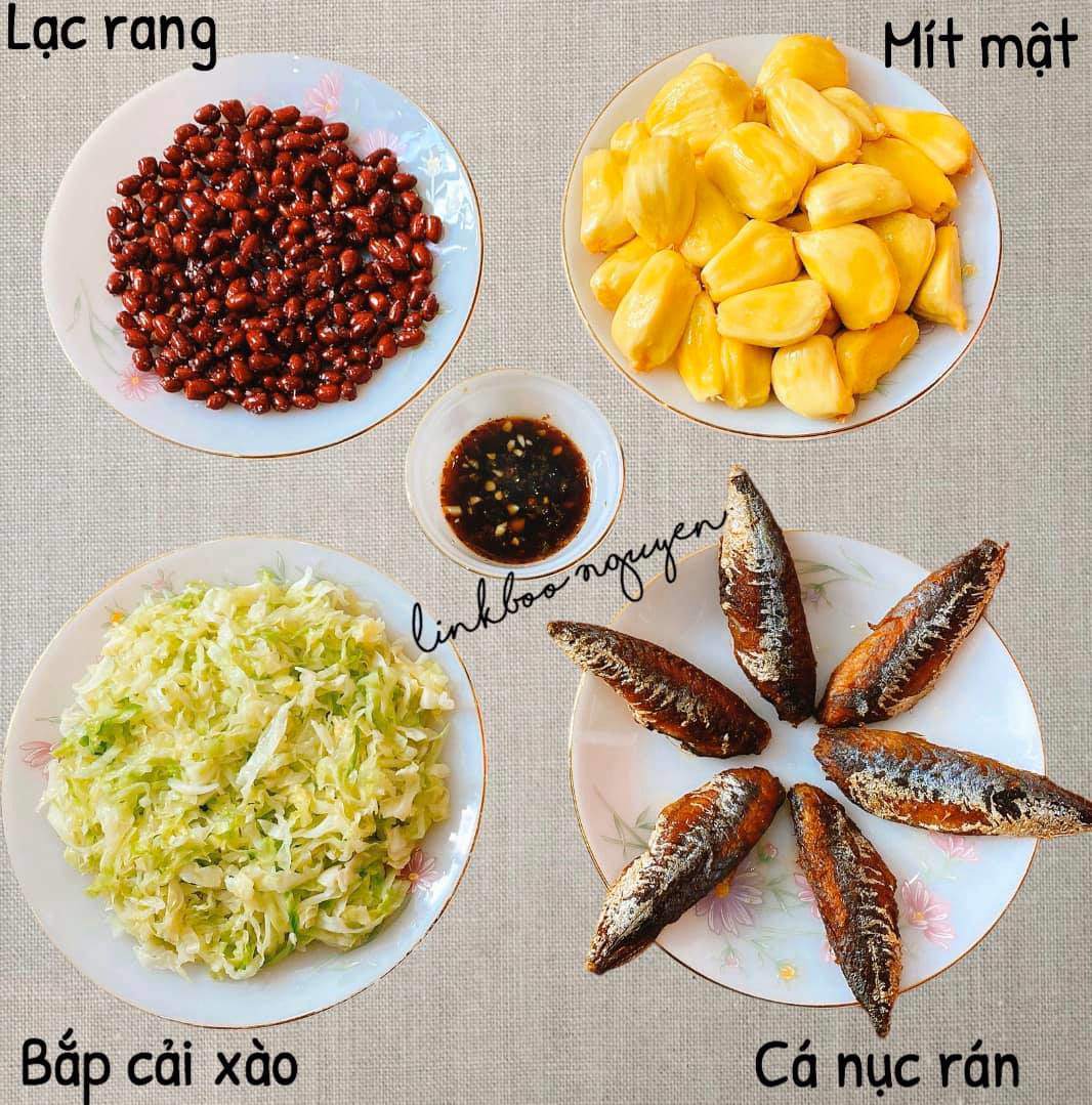 Cá nục rán - Lạc rang - Bắp cải xào - Mít mật