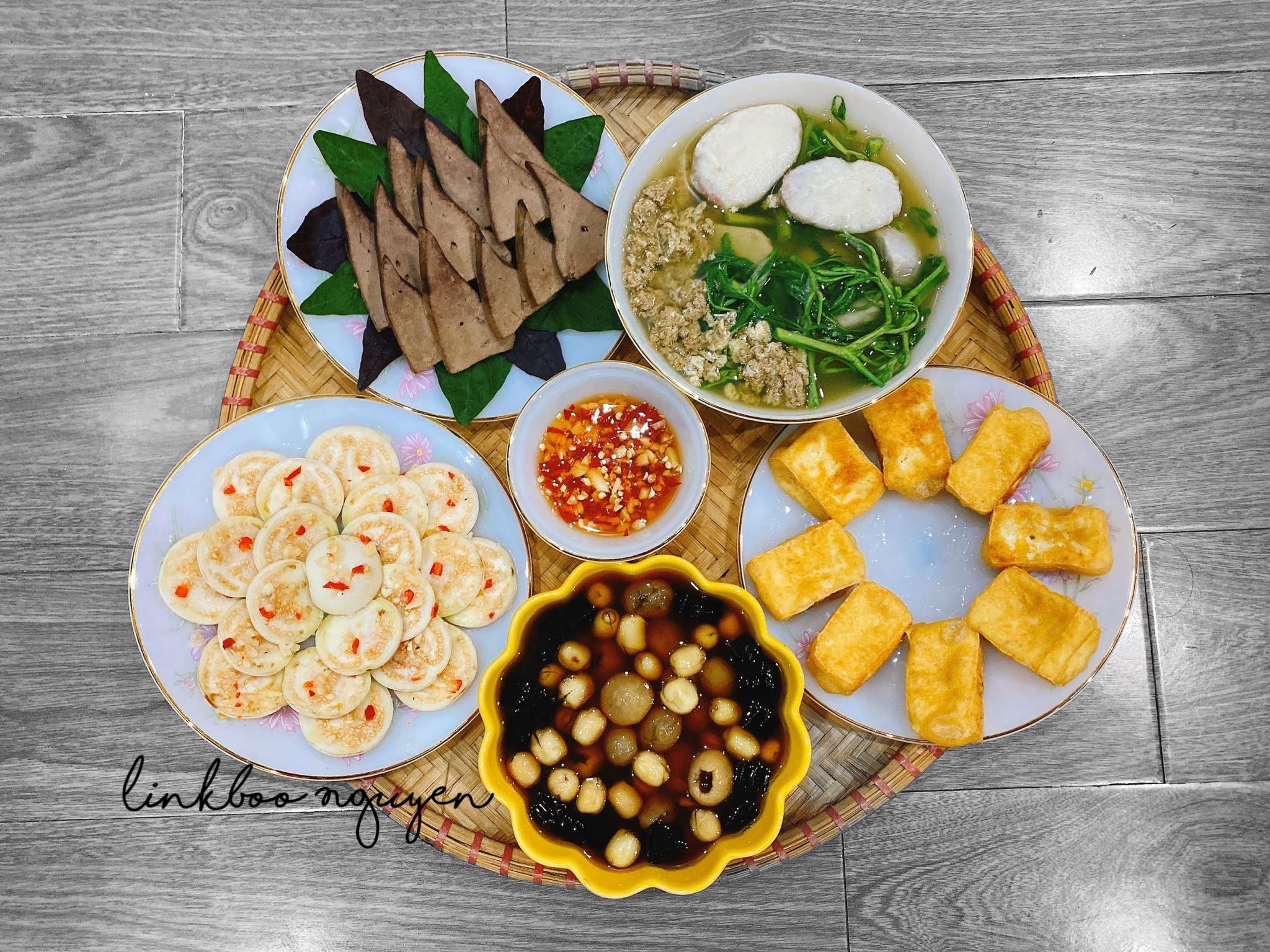 Gan luộc - Đậu rán - Canh khoai sọ, cua, rau rút - Chè sen long nhãn