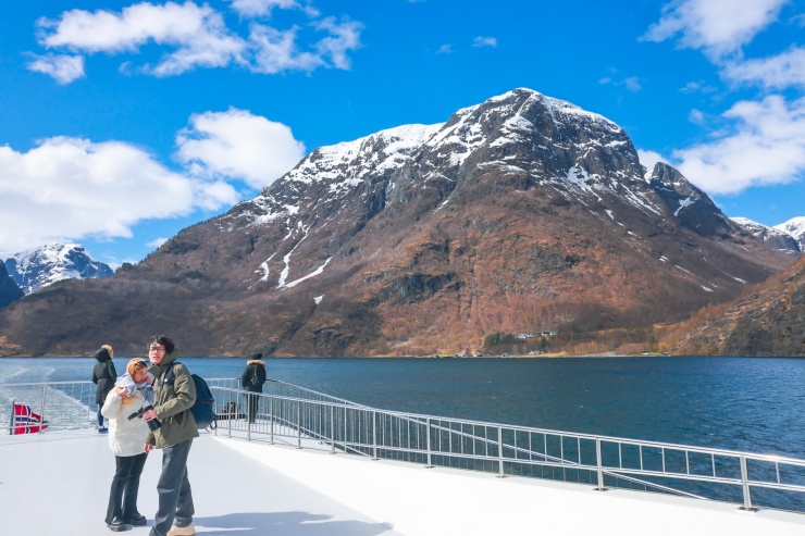 Du khách đứng trên boong tàu du lịch&nbsp;Future of the Fjords. Từ đây, bạn có thể ngắm nhìn khung cảnh ngoạn mục của thiên nhiên vùng vịnh Naeroyfjord.&nbsp;