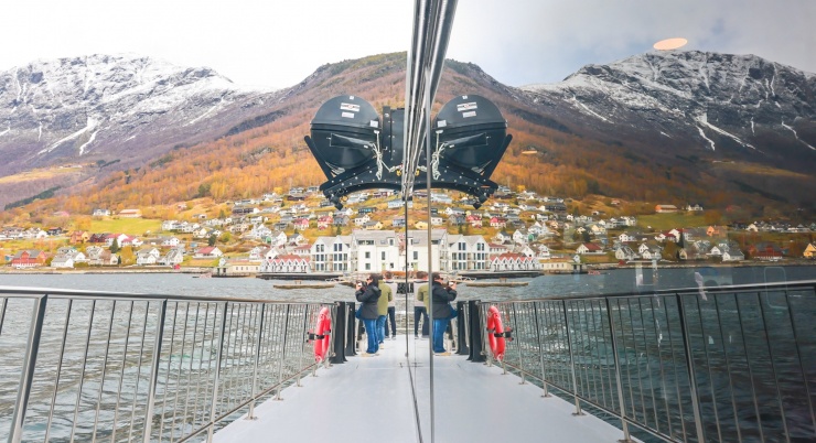 Cảnh sắc ấn tượng của ngôi làng&nbsp;Gudvangen nhìn từ tàu&nbsp;Future of the Fjords.