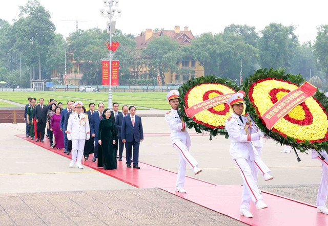 Đoàn đại biểu lãnh đạo, nguyên lãnh đạo Đảng, Nhà nước đến đặt vòng hoa và vào Lăng viếng Chủ tịch Hồ Chí Minh. Ảnh: TTXVN