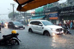 Lái xe trong trời mưa gió lớn cần lưu ý những điều sau