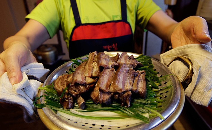 Tiếp đến là thịt chó. Mặc dù vấp phải nhiều tranh cãi nhưng thịt chó vẫn là món rất phổ biến ở Việt Nam. Nhiều người xem việc ăn thịt chó cũng giống như tiêu thụ những loại gia súc, gia cầm khác như gà, vịt và lợn...
