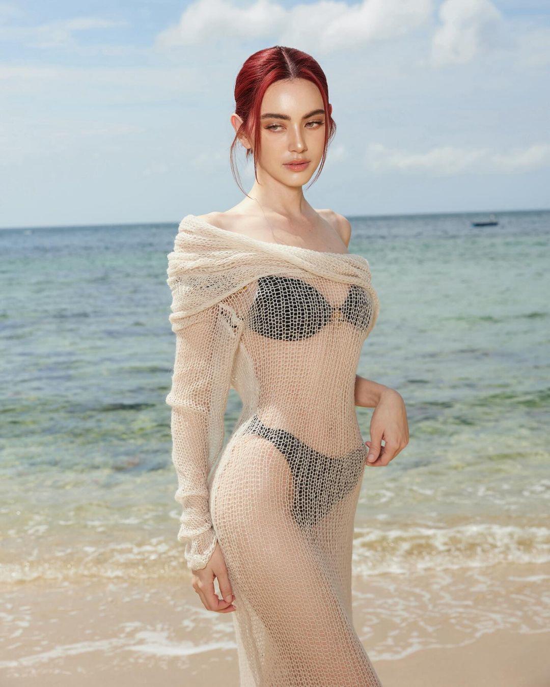 Cô trông vô cùng quyến rũ khi phối váy lưới bên ngoài bikini đi biển. 