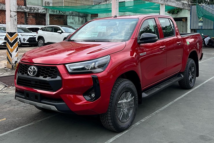 Xe bán tải Toyota Hilux mới có mặt tại đại lý, giá từ 668 triệu đồng - 2