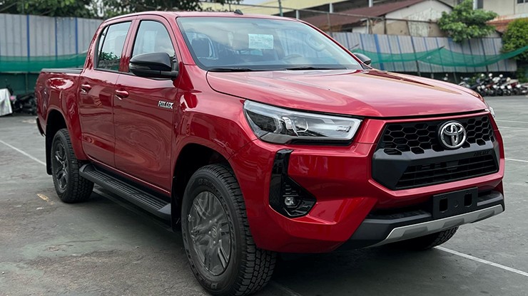 Xe bán tải Toyota Hilux mới có mặt tại đại lý, giá từ 668 triệu đồng - 3