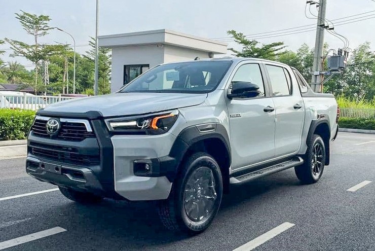 Xe bán tải Toyota Hilux mới có mặt tại đại lý, giá từ 668 triệu đồng - 1