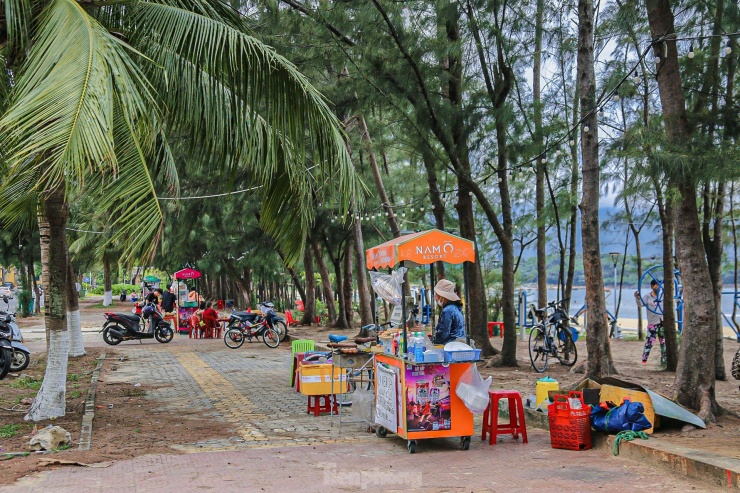 Tuy nhiên đến nay, sau hơn 1 năm khai trương, tuyến phố ăn vặt Nam Ô đang ngày càng vắng vẻ, đìu hiu không có khách dù là cuối tuần, chỉ còn vài hộ dân duy trì hoạt động.