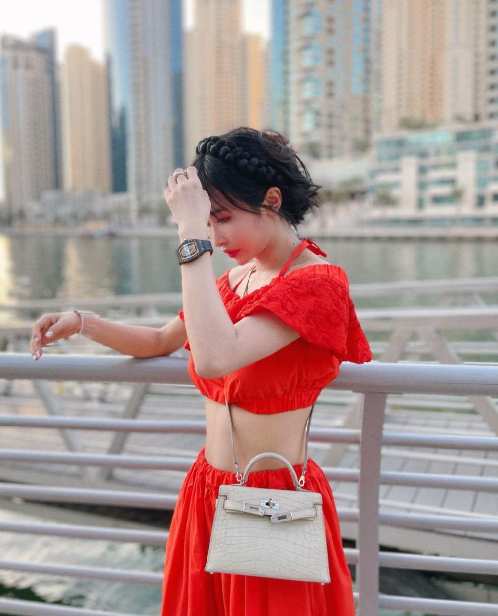 Bà xã Minh Nhựa chuộng style áo ngắn, croptop - 2