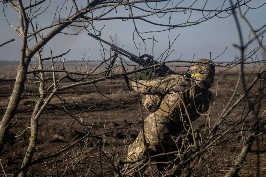 Binh lính Ukraine nhắm bắn UAV ZALA của Nga bay qua ở Mariinka (tỉnh Donetsk, Ukraine) ngày 23-2. Ảnh: Chris McGrath/Getty Images