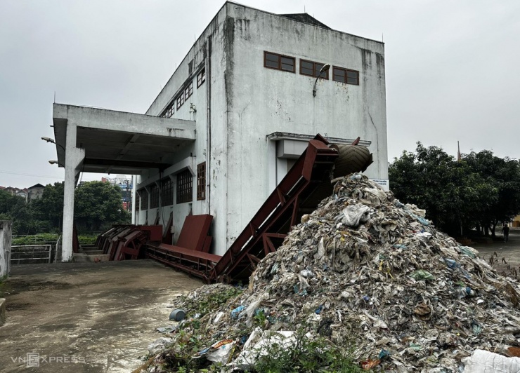  Trạm bơm Như  Quỳnh lấy nước từ sông Bắc Hưng Hải tưới cho đồng ruộng của tỉnh Bắc Ninh. Nhiều loại rác thải xuôi dòng đổ về khiến đơn vị vận hành phải lắp hệ thống thu rác tự động ở cửa lấy nước. Cứ khoảng 1-2 tháng   rác lại chất thành đống, chuyển đi xử lý một lần.  