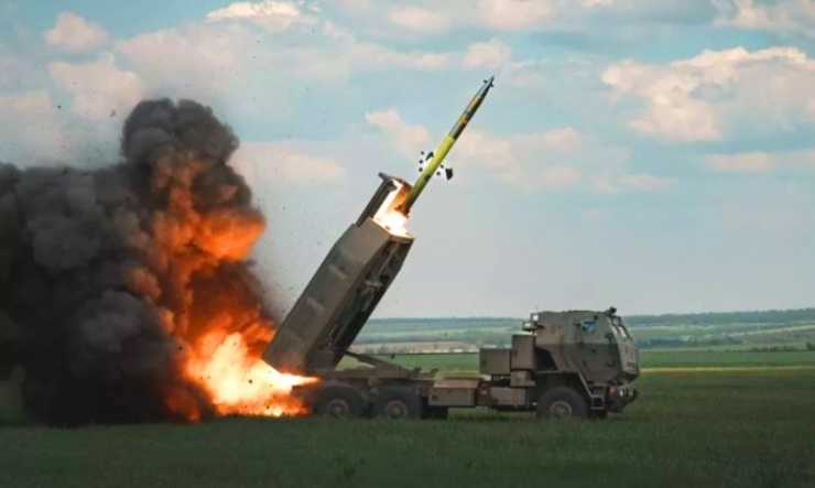 Hệ thống tên lửa pháo binh cơ động cao HIMARS của quân đội Mỹ có thể nhận lệnh khai hỏa tấn công mục tiêu từ AI.