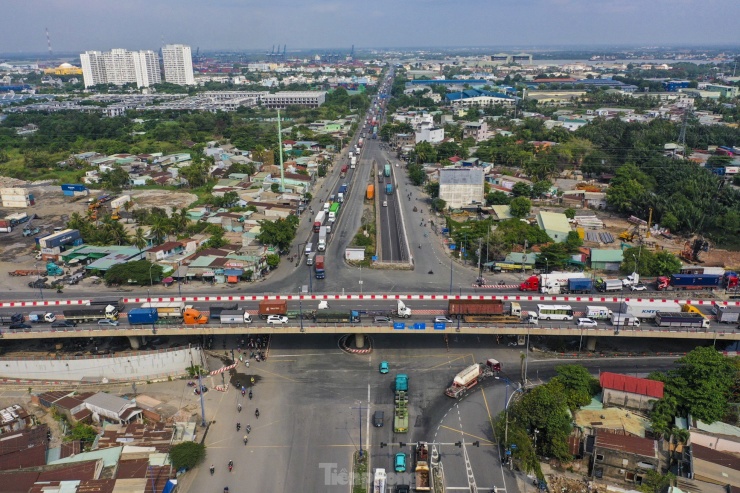 Nút giao Mỹ Thủy là điểm giao cắt giữa trục đường ra vào cảng Cát Lái (đường Nguyễn Thị Định) và tuyến đường Vành đai 2.