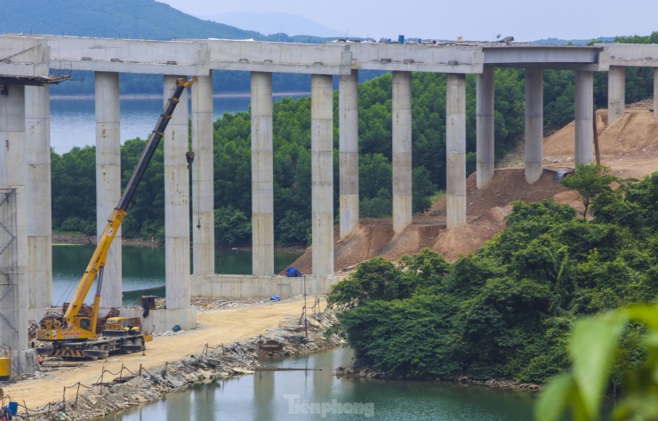 Nhà thầu đang khoan nhồi, đổ các trụ cầu. Tuyến cầu cạn có chiều dài khoảng 1 km, băng qua núi đồi, mặt nước hồ Kim Sơn.