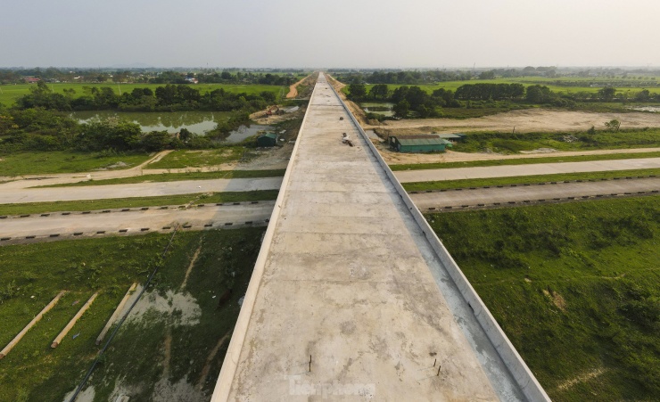 Đơn vị thi công đang tăng tốc, “vượt nắng, thắng mưa” thi công, đảm bảo tiến độ công trình đề ra.