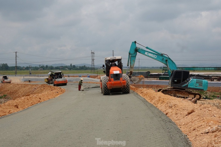 Nhà thầu Vinaconex đang chạy đua cùng thời gian, đồng loạt thi công nhiều mũi tại nút giao quốc lộ 8A. Dự kiến nút giao sẽ đưa vào khai thác vào đầu tháng 6.