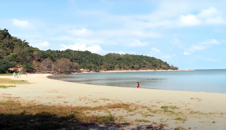Nơi đây có nhiều bãi biển đẹp để du khách tắm biển.