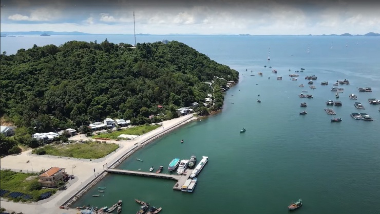 Có tàu cao tốc từ đất liền ra nên lượng khách đến với đảo ngày càng đông. Bên cạnh đánh bắt thủy hải sản, các dịch vụ phục vụ du lịch là nguồn thu chính của người dân quần đảo Hải Tặc.