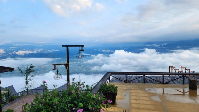 Du khách thích thú trải nghiệm ‘bản làng trên mây’ ở Yên Bái