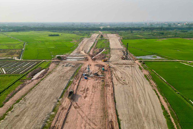 Về vật liệu, UBND huyện cũng đã có bãi cát riêng để khai thác, đảm bảo vật liệu xây dựng dự án; các nhà thầu được tạo điều kiện để thi công đảm bảo tiến độ, thậm chí vượt tiến độ. Hiện trên địa bàn huyện Mê Linh đang triển khai xây dựng 3 khu tái định cư để phục vụ thi công dự án đường vành đai 4.