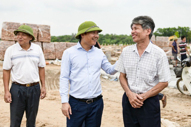 Ông Nguyễn Thanh Liêm, Bí thư huyện uỷ Mê Linh (TP Hà Nội), động viên bà con nơi có vành đai 4 đi qua đang xây dựng nhà tái định cư.