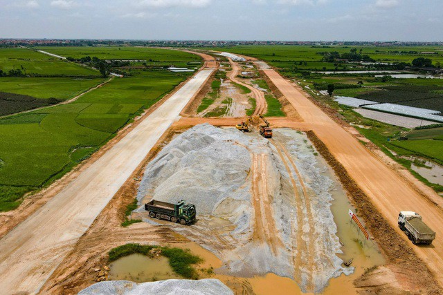 UBND huyện Mê Linh cho biết công tác giải phóng mặt bằng phục vụ xây đường vành đai 4 đã thu hồi 100% đất nông nghiệp. Về thu hồi đất ở, huyện cũng đang tích cực xây dựng các khu tái định cư để đưa người dân tới nơi ở mới. Đến quý III-2024, huyện sẽ bàn giao 100% mặt bằng đất ở để thi công dự án.